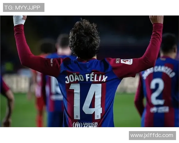 足球明星在逆境中展现坚韧与遗憾的背影与心声