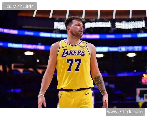 足球明星独特魅力展现断眉造型引发球迷热议与关注 足球明星独特魅力展现断眉造型引发球迷热议与关注