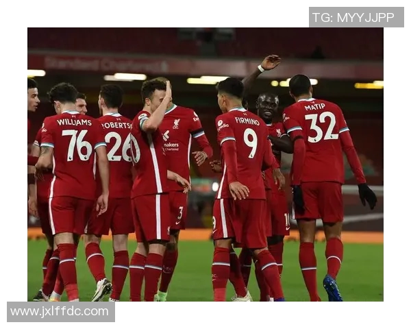 足球明星魅力瞬间尽显氛围感神图带你领略绿茵场上的精彩瞬间