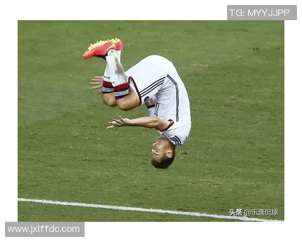 足球明星庆祝动作简单却充满激情引发球迷热烈响应 足球明星庆祝动作简单却充满激情引发球迷热烈响应